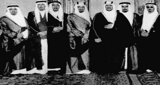 صورة نادرة تجمع الملك سعود بن عبد العزيز وأخوانه