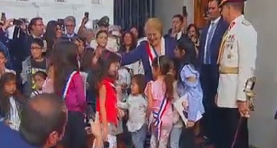 بالفيديو.. الشعب التشيلي يودع رئيسته بطريقة مؤثرة