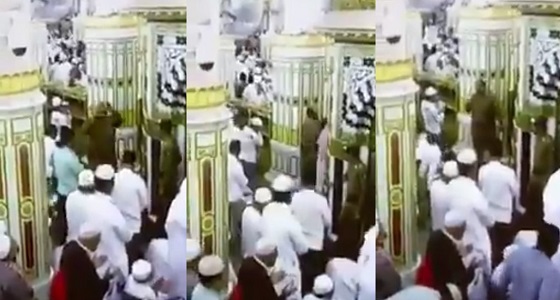 بالفيديو.. لفتة إنسانية من رجل أمن بالمسجد النبوي