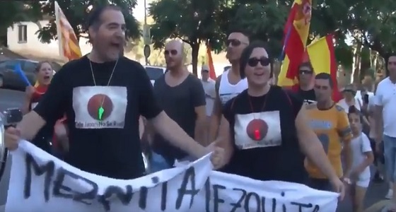 بالفيديو.. احتجاجات معادية للإسلام بلافتات مسيئة في برشلونة