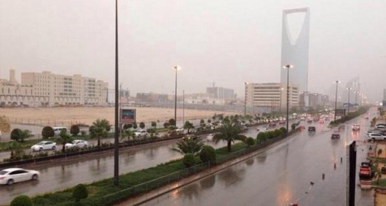 أمطار رعدية مصحوبة برياح نشطة على الرياض