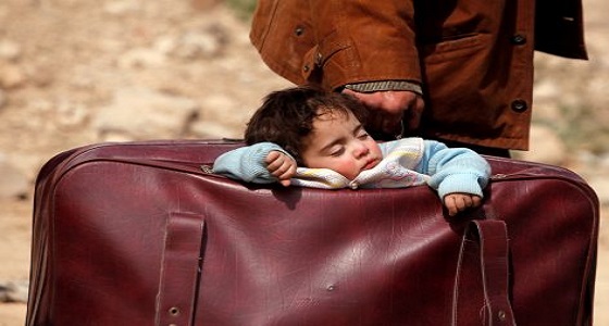 شاهد.. طفلة سورية نائمة في حقيبة والدها الفار من &#8221; الغوطة &#8220;