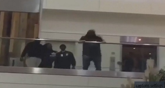 فيديو مرعب لشاب حاول الانتحار في المطار يثير الجدل