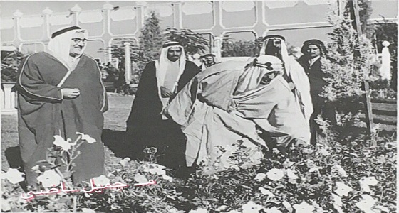 صورة نادرة لـ ” الملك سعود ” بقصر الناصرية في الرياض