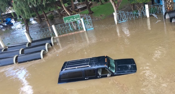 بالفيديو.. أمطار غزيرة بأبها تتسبب في غرق السيارات