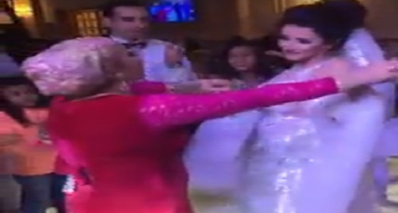 بالفيديو.. أم تشعل حفل زفاف ابنتها بأغنية ” أمورتي الحلوة “