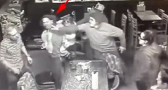 بالفيديو.. رجل يضع طفلته وسط شجار عنيف في مطعم