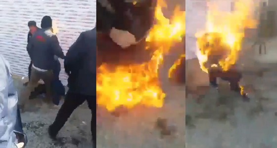 بالفيديو.. إيراني يحرق نفسه احتجاجا على غلق محله