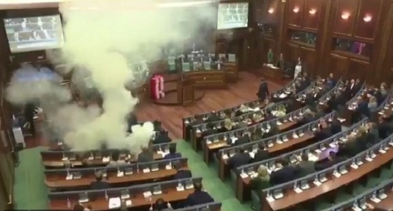 بالفيديو.. إلقاء قنابل غاز مسيل للدموع داخل برلمان كوسوفو