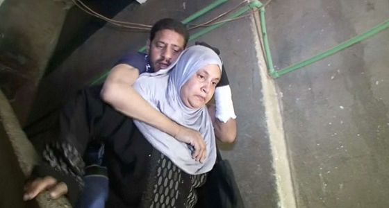 سيدة مصرية تحمل زوجها للإدلاء بصوته في الانتخابات الرئاسية