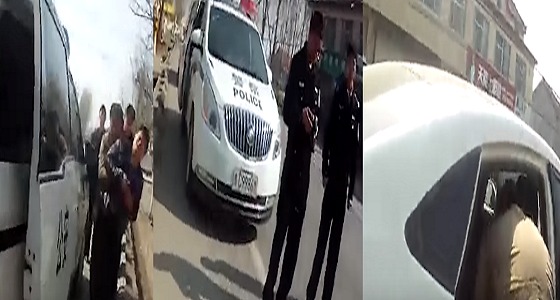 بالفيديو.. انهيار رجل بعد اكتشافه أنه صدم زوجته وطفله بسيارته