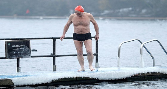 بريطانيون يتحدون الطقس بالسباحة في بحيرة &#8221; سربنتين &#8220;