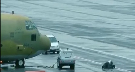 بالفيديو.. سعوديان يصليان بمطار في سويسرا قبل إقلاع الطائرة