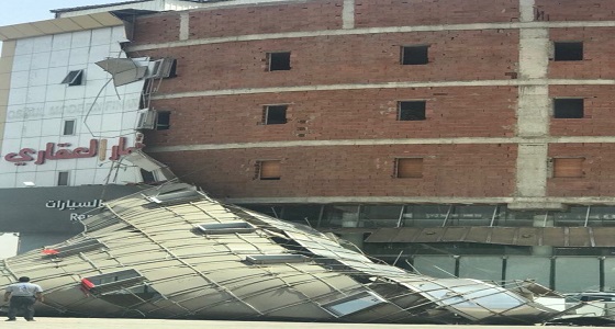 &#8221; مدني المدينة &#8221; يباشر انهيار واجهة مبنى بسبب الرياح