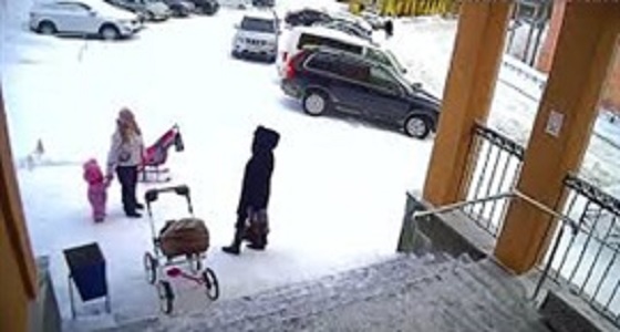 بالفيديو.. انهيار جليدي على سيدتين وطفل