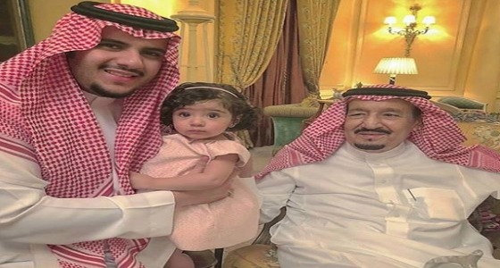 بالصور.. خادم الحرمين مع أفراد العائلة المالكة بمناسبة عائلية
