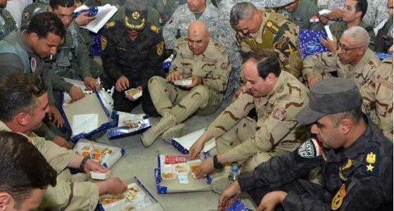 السيسي يتناول الإفطار مع القوات الجوية على الأرض