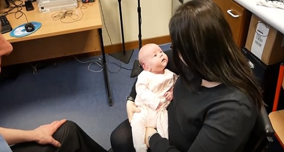 بالفيديو.. رد فعل مؤثر لرضيعة تسمع صوت أمها لأول مرة