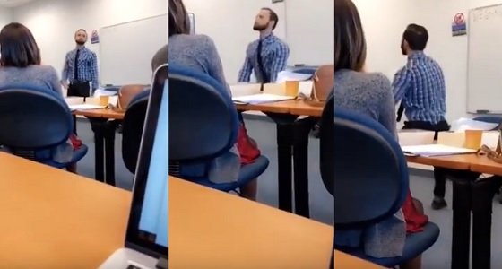 بالفيديو.. أستاذ جامعي يعاقب طلابه بـ ” الرقص ” في حال تأخرهم
