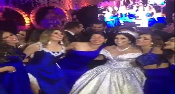 بالفيديو.. عروس وصديقاتها تشعلن حفل زفافها برقصهن