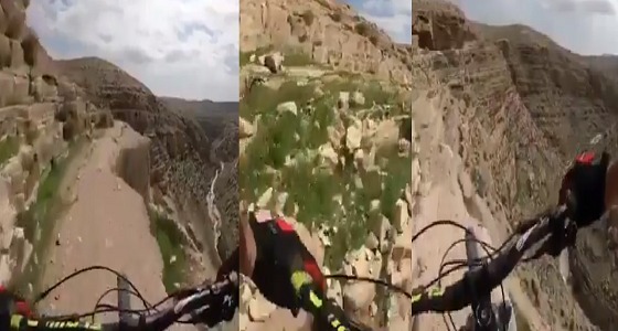 بالفيديو.. شاب يخوض مغامرة خطيرة بدراجته على حافة جبل