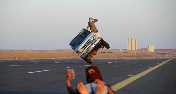 شاهد.. مجموعة شبان يؤدون حركات استعراضية خطرة بسياراتهم