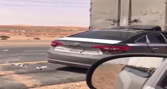 بالفيديو.. حادث تصادم سيارة بشاحنة من الخلف وشكوك حول مصير قائد المركبة