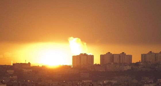 الاحتلال يقصف عدة أهداف متفرقة في قطاع غزة
