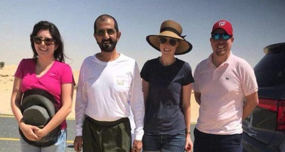 شاهد.. حاكم دبي يساعد أسرة أوروبية علقت في الرمال