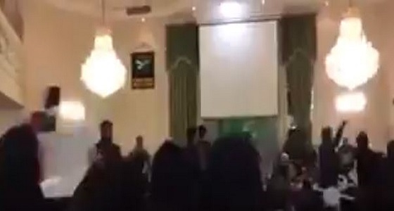 بالفيديو.. إيرانيون غاضبون يوقفوا ندوة لبرلماني للمطالبة باستعادة أموالهم