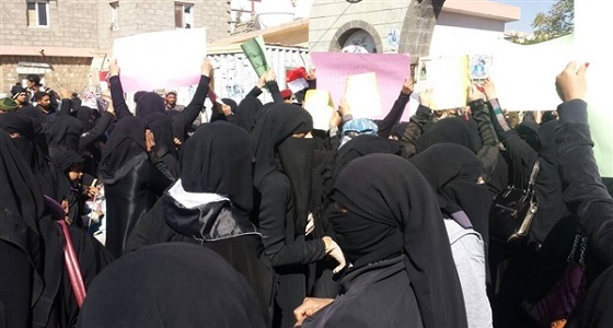 استمرارا لانتهاكاتها.. مليشيا الحوثي تقمع تظاهرة نسائية في صنعاء