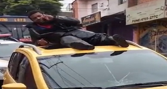 بالفيديو.. مصاب يتصل بالإسعاف فوق سطح السيارة التي صدمته