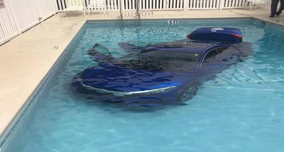 سيدة ترتكب خطأ يؤدي لسقوط سيارتها في حوض سباحة