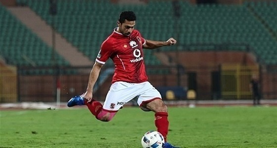 لاعب الأهلي المصري يضع عبد الله السعيد في مأزق