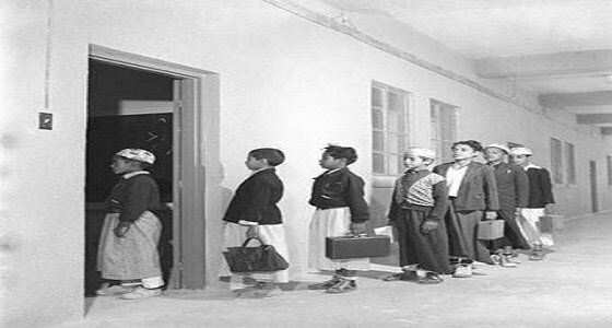 صورة نادرة لطلاب مدرسة &#8221; عمر المختار &#8221; في الخبر عام 1965م