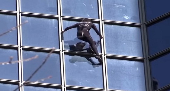 بالفيديو.. على طريقة &#8221; سبايدر مان &#8221; .. رجل يتسلق ناطحة سحاب بباريس
