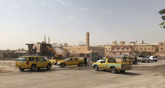 بالصور.. إزالة مبنى مخالف بـ &#8221; عرقة &#8221; .. و تنبيه بشأن عمال النظافة في الرياض