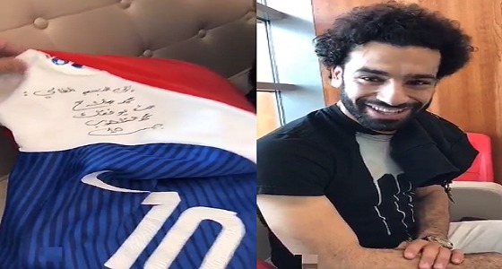 بالفيديو.. ” الشلهوب ” يهدي قميصه لمحمد صلاح