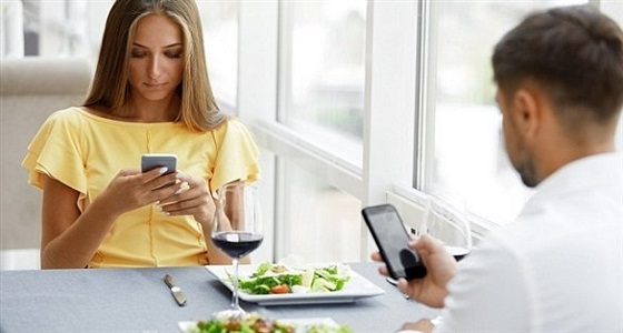دراسة: استخدام الهاتف الذكي على مائدة الطعام يُشعرك بعدم السعادة
