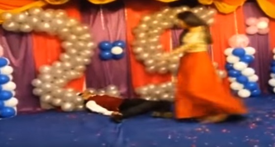 فيديو مؤثر لوفاة عريس أثناء رقصه مع عروسه