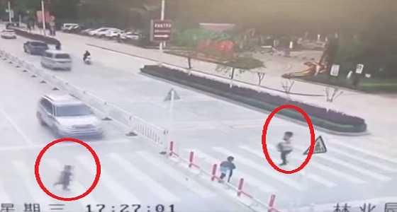 بالفيديو..طفل ينجو بأعجوبة من الموت دهسًا