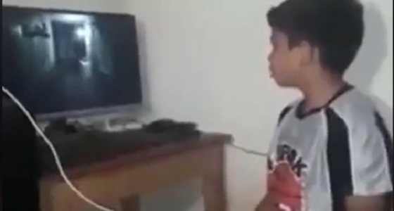 بالفيديو.. رد فعل صادم لطفل خرج له شبح من التليفزيون