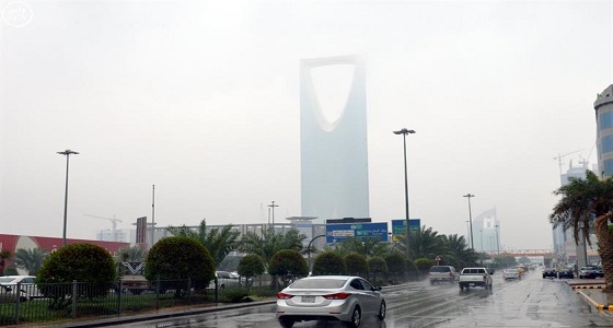 الإنذار المبكر يحذر أهالي الرياض من استمرار هطول الأمطار