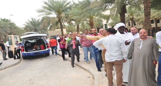 بالصور.. حشود أمام سفارة مصر بالرياض للمشاركة في الانتخابات الرئاسية