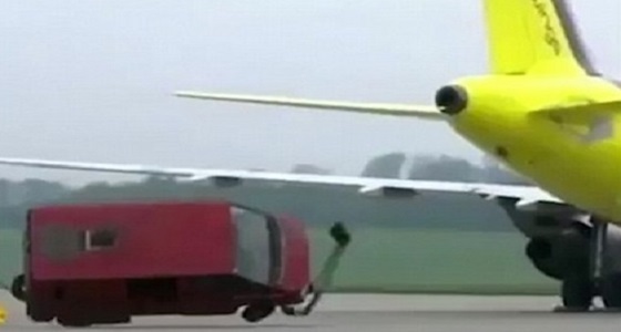 بالفيديو.. محرك طائرة يطيح بشاحنة في الهواء