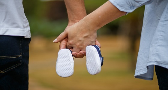 إمساك يد زوجك أثناء الولادة يخفف آلام المخاض
