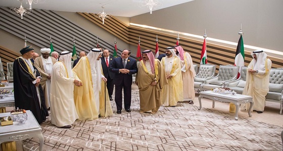 بالصور.. ممثلي قطر منعزلون بحضور ملك العرب