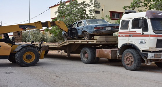 بالصور.. ‏بلدية طريف تزيل 127 سيارة وهياكل تالفة و268 لوحة عشوئية