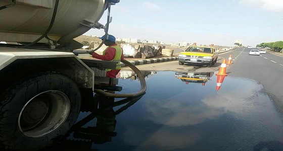 بالصور.. ” طرق عسير ” تواصل أعمال الصيانة وإزالة آثار الأمطار