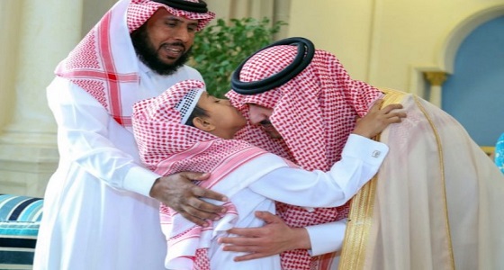بالصور.. أمير الجوف يكرم طالبًا أنقذ زميله في المدرسة